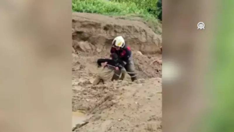 İzmir'de Çamura Saplanan İki Çocuk İtfaiye Ekipleri Tarafından Kurtarıldı