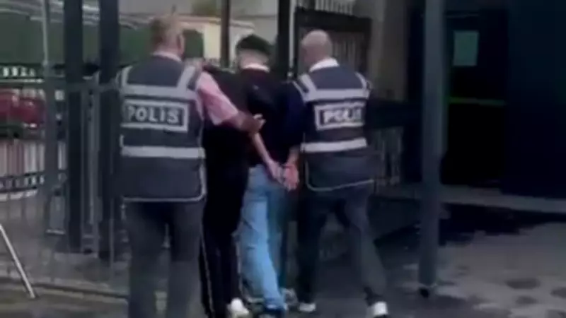 İzmir'de Aranan 2 Firari Hükümlü Depoda Yakalandı