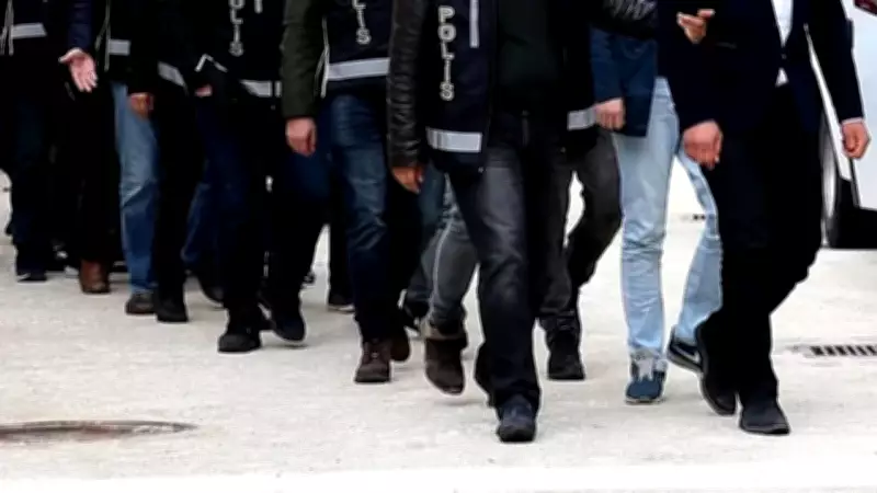 İzmir'de Büyük Operasyon: 29 Şüpheli Gözaltında, 3 Firari Aranıyor