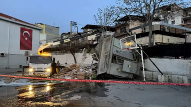 İzmir'de Freni Patlayan Kamyon Okul Bahçesine Devrildi: 1 Yaralı