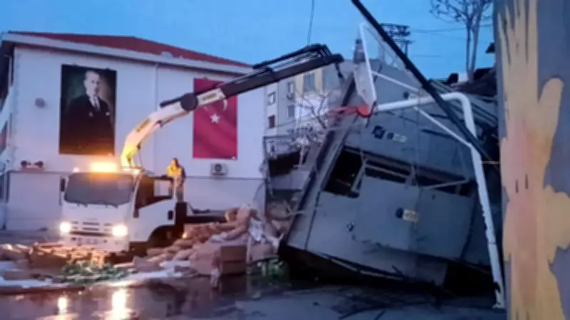 İzmir'de Korkunç Kaza: Freni Boşalan Kamyon Okul Bahçesine Düştü, Şoför Ağır Yaralı