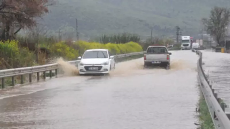 İzmir'de Sağanak Felaketi: Yollar Göle Döndü, Araçlar Mahsur Kaldı