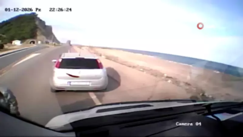 Zonguldak'ta kontrolden çıkan araç refüje çarptı: Kaza anı kamerada