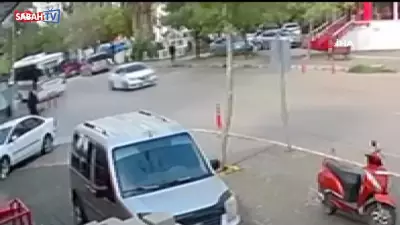 Adana'da 60 Yaşındaki Halil İbrahim Topuz, Toplu Taşıma Aracının Açık Kapısından Düşerek Ağır Yaralandı