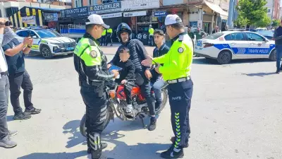 Adana'da polis engelli çocuğu kasksız taşıyan babaya ceza, çocuğa hediye