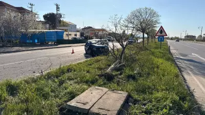 Alaçam'da otomobil refüje çarptı: 2 yaralı