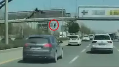 Ankara'da üst geçitten düşen kişi otomobilin altında kalarak öldü