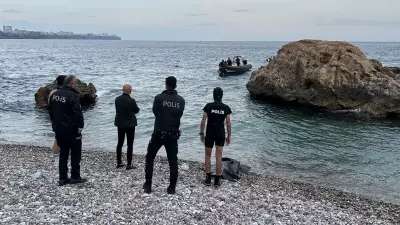 Antalya'da elbiseleriyle denize giren kişi boğuldu