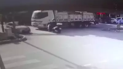 Antalya'da Korkunç Kaza: Kamyondan Savrulan Demirler Otomobilin Tavanını Deldi