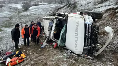 Artvin'de Ambulans Kaygan Yolda Uçuruma Yuvarlandı: 1 Can Kaybı, 4 Yaralı