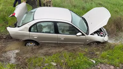 Balıkesir'de Otomobil Araziye Yuvarlandı: 3 Kişi Hafif Yaralandı