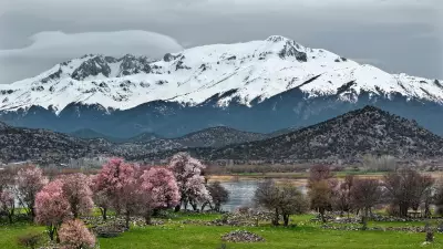 Beyşehir'de İki Mevsim Bir Arada: Karlı Dağlar ve Çiçek Açan Bahar