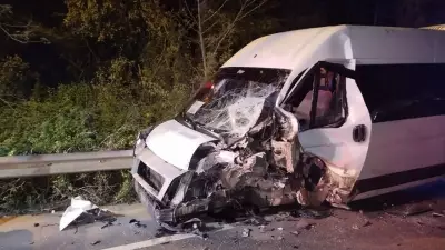 Beykoz'da servis minibüsü otomobille çarpıştı: 11 yaralı