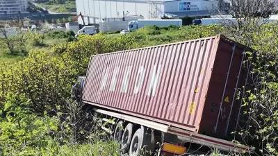 Beylikdüzü'nde tır faciadan dönüldü: Şoför uçuruma yönlendirdi