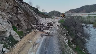 Bingöl'de Heyelan Yolu Kapattı, Ulaşım Sağlanamıyor