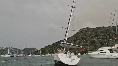 Bodrum'da Şiddetli Fırtına: İki Tekne Karaya Oturdu, Feribot Seferleri İptal
