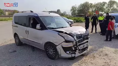 Bursa İnegöl'de Hafif Ticari Araçlar Çarpıştı: 3 Yaralı