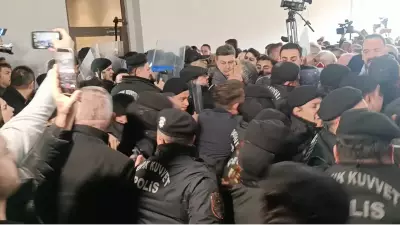 Bursa'da Belediye Başkan Vekili Seçimi Öncesi Polis ve CHP'liler Arasında Gerginlik