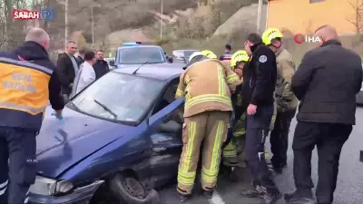 Bursa'da Kontrolden Çıkan Otomobil Bariyerlere Çarptı: 2 Kişi Yaralandı