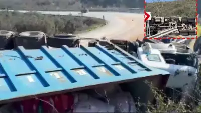 Bursa'da Korkunç Kaza: Cam Elyaf Yüklü Kamyon Bariyerlere Saplandı, 3 Yaralı