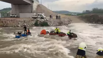Bursa'da Traktör Devrildi: Derede Mahsur Kalan 10 İşçi Kurtarıldı