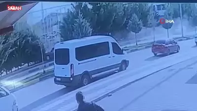 Diyarbakır'da Güvenlik Kamerasına Yansıyan Korkunç Kaza: 2 Öğrenci Yaralandı