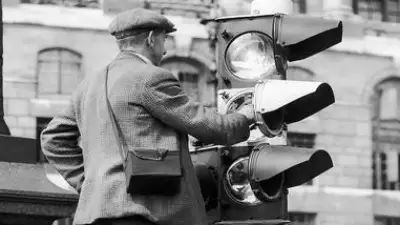 Dünyanın İlk Trafik Lambası Neden Sadece 2 Ayda Kaldırıldı? İşte O Büyük Fiyasko!