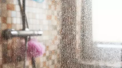 Duşakabindeki kireçleri söküp atın! Ovalamadan ayna gibi parlatma yöntemi