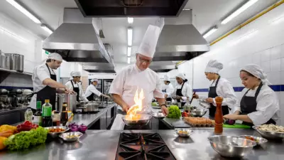 Şef Şapkalarının Sırrı: Boyu Rütbeyi, Pileleri Yeteneği Gösteriyor