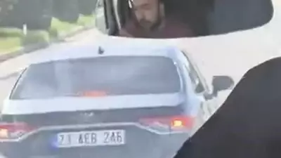 Elazığ'da minibüsü sıkıştıran otomobil kamerada