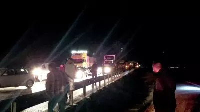 Erzurum'da Tır Devrildi: Sürücü Yaralandı, Yol Trafiğe Kapandı