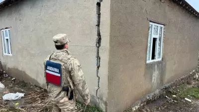 Hakkari'de Yıldırım Felaketi: Evin Duvarı İkiye Ayrıldı, Aile Evsiz Kaldı