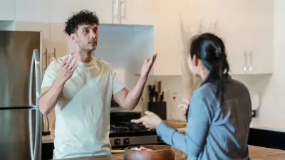 Kavga Anında Beyniniz Neden Duruyor? Pişmanlığın Bilimsel Nedeni