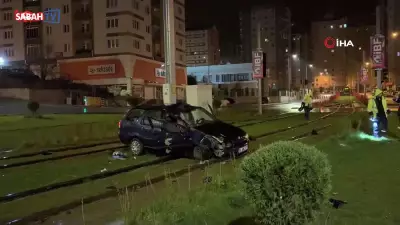 Kayseri'de tramvay yoluna giren otomobil direğe çarptı: 1 yaralı