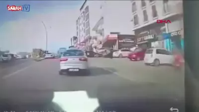 Kocaeli'de Sürücü Uyuyakaldı: Otomobil Kaldırıma Çıkıp 3 Kişiyi Yaraladı