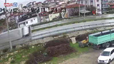 Kula'da Yağışlı Havada Kamyonet Devrildi: Sürücü Hafif Yaralandı