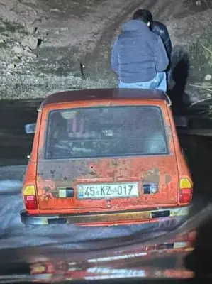 Manisa'da Kumçay Irmağı'nda Mahsur Kalan 2 Kişi İş Makinesiyle Kurtarıldı