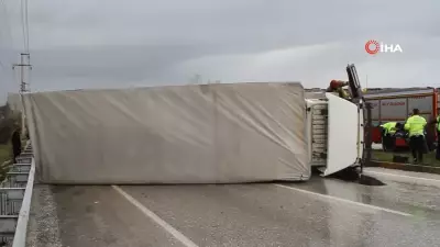 Manisa'da Yağmurda Kaygan Yolda Kamyonet Devrildi: Sürücü Hafif Yaralandı