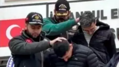 Metro ve tramvaylarda 3 turistin parasını çalan 2 hırsız yakalandı