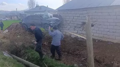 Muradiye'de kontrolden çıkan araç aydınlatma direğine çarptı: 1 yaralı