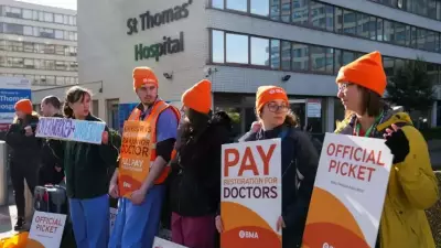 İngiltere'de Doktor Grevi Başladı: 6 Günlük Eylem Sağlık Sistemini Vuruyor