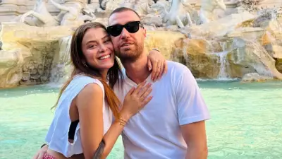 Oğulcan Engin, Sevgilisi İlayda Alişan'ı Öpücüklere Boğdu! Aşk Dolu Paylaşım