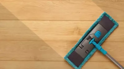 Parkelerinizi Ayna Gibi Parlatın: Suya 2 Kaşık Atmak Yeterli!