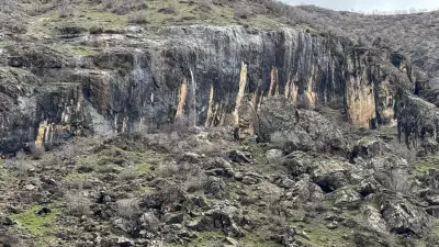 Şırnak'ta Doğa Olayı: Kayanın İçinden Şelale Fışkırdı