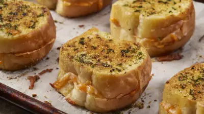 Sarımsaklı Ekmek Tarifi: Dışı Çıtır İçi Yumuşacık Lezzet Şöleni