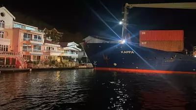 İstanbul Boğazı'nda konteyner gemisi karaya oturdu