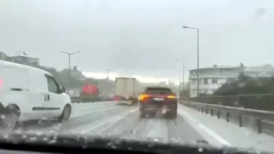 İstanbul'da Bir Günde Yağmur ve Dolu Etkili Oldu, Vatandaşlar Zor Anlar Yaşadı