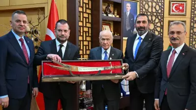 Trabzonspor Başkanı Bahçeli'yi Ziyaret Etti, Retro Forma ve Kılıç Hediye Etti