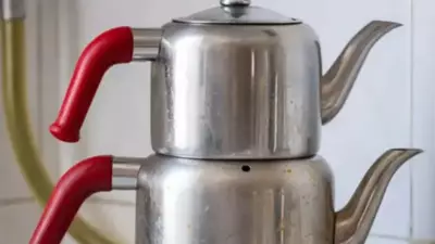 Yenisini almayın! Kararmış çaydanlığı 3 malzemeyle sıfır gibi yapın