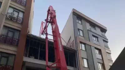 Zeytinburnu'nda İnşaattan Dökülen Beton Komşu Binanın Duvarını Çökertti